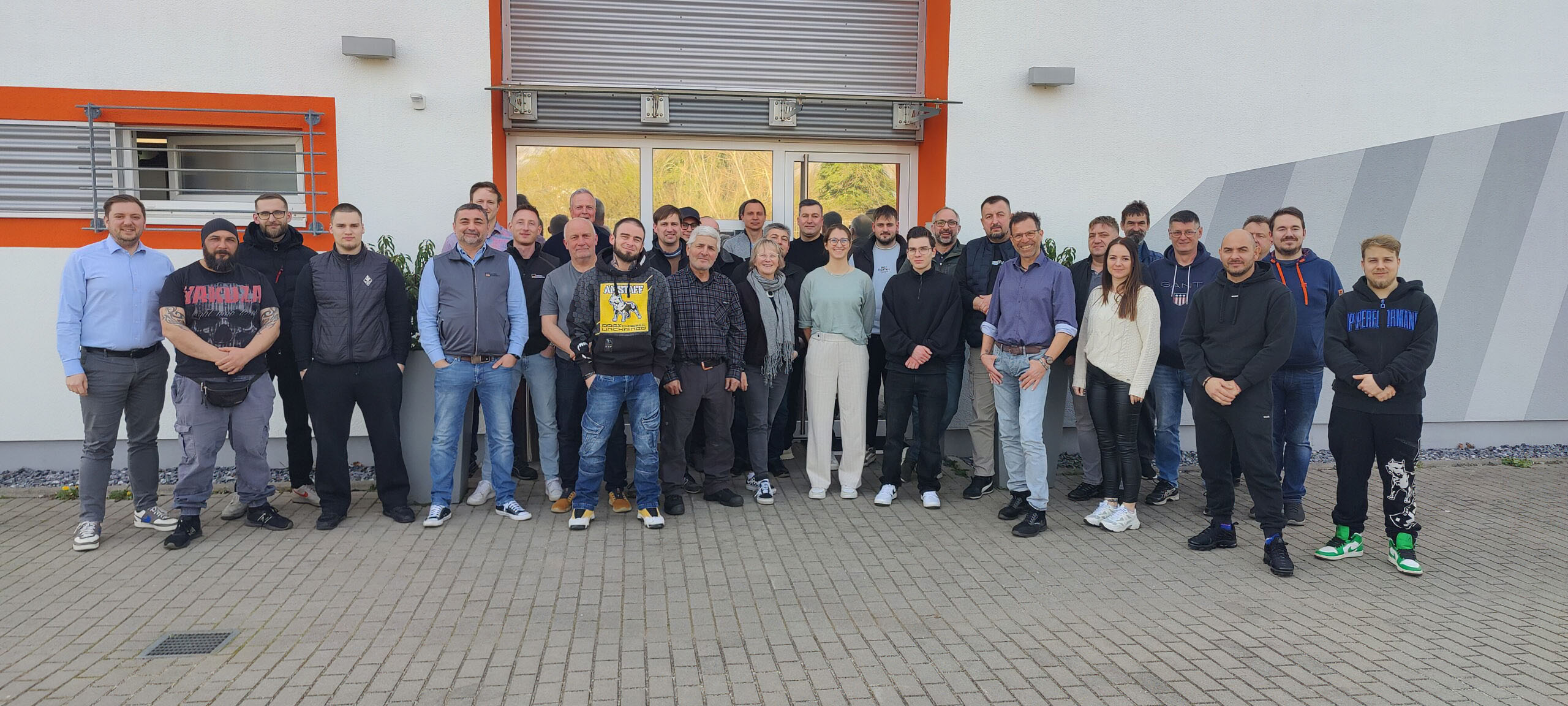 Das khb Team vor der Lagerhalle